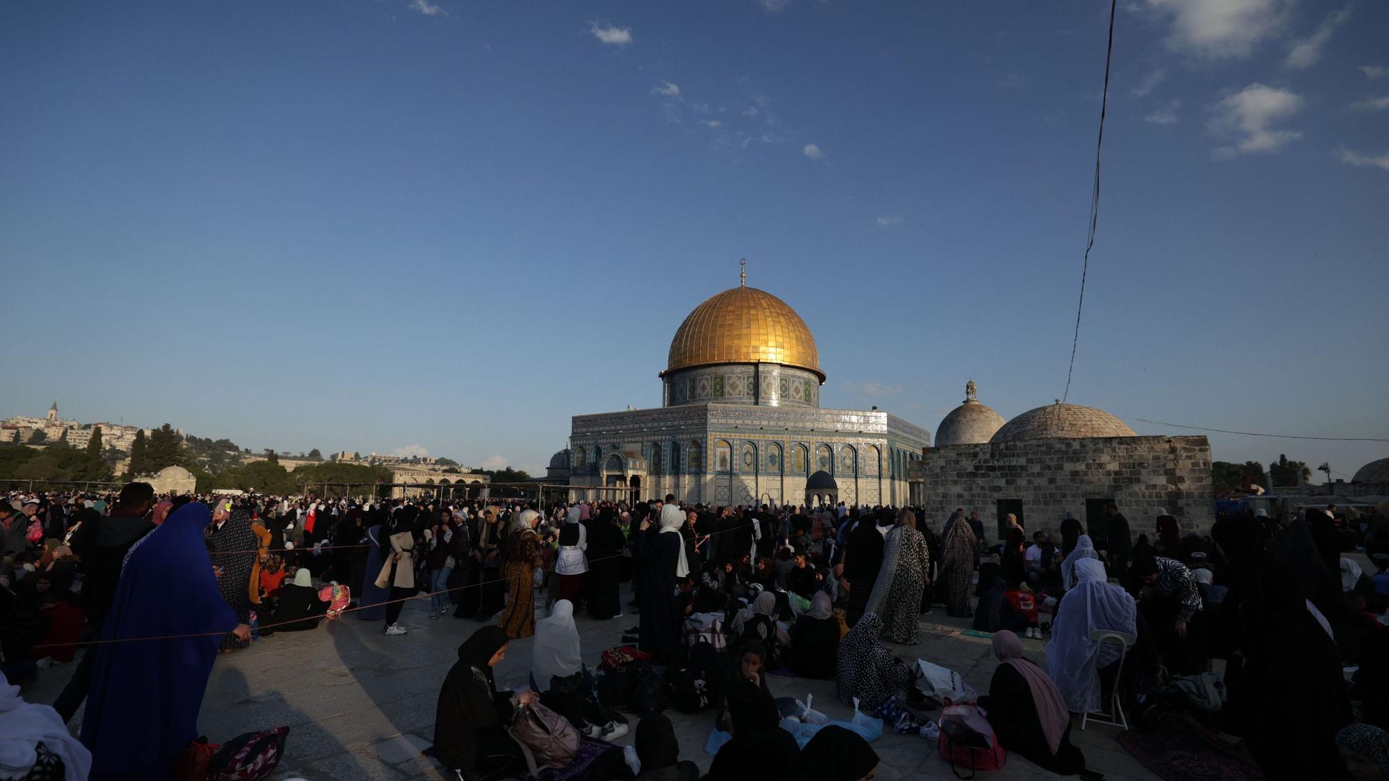 Muslime versammeln sich am 17. April 2023 vor dem Felsendom auf dem Gelände der Al-Aqsa-Moschee in Jerusalem, um an Laylat al-Qadr, einer der heiligsten Nächte während des heiligen Fastenmonats Ramadan, Gebetsrituale zu verrichten. (Symbolbild)