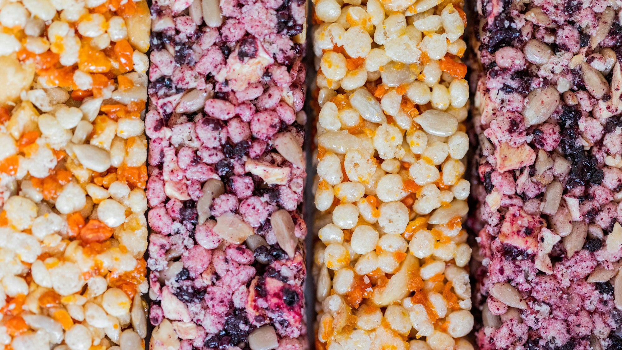 18.04.2023, Nordrhein-Westfalen, Köln: Vegane "Veggie Riegel" werden im Rahmen einer Pressekonferenz zu Internationalen Süßwarenmesse (ISM) auf dem Messegelände gezeigt. Rund 1300 Aussteller aus 70 Ländern zeigen auf der internationalen Leitmesse für Süßwaren und Snacks vom 23. bis 25.04.2023 ihre Angebote. Foto: Rolf Vennenbernd/dpa +++ dpa-Bildfunk +++