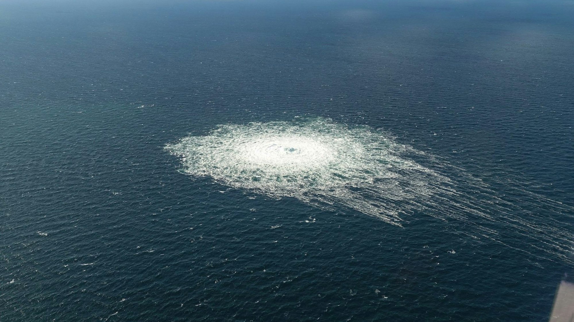 Ende September 2022: Das vom dänischen Verteidigungskommando zur Verfügung gestellte Foto zeigt das Nord Stream 2-Gasleck in der Nähe von Bornholm aus der Luft.