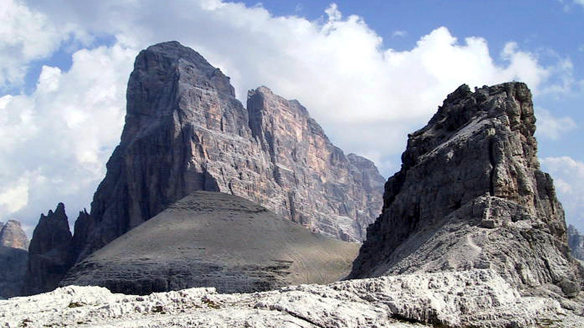 Die Dolomiten sind wegen ihrer imposanten Form ein beliebtes Ziel für Touristen in Südtirol.