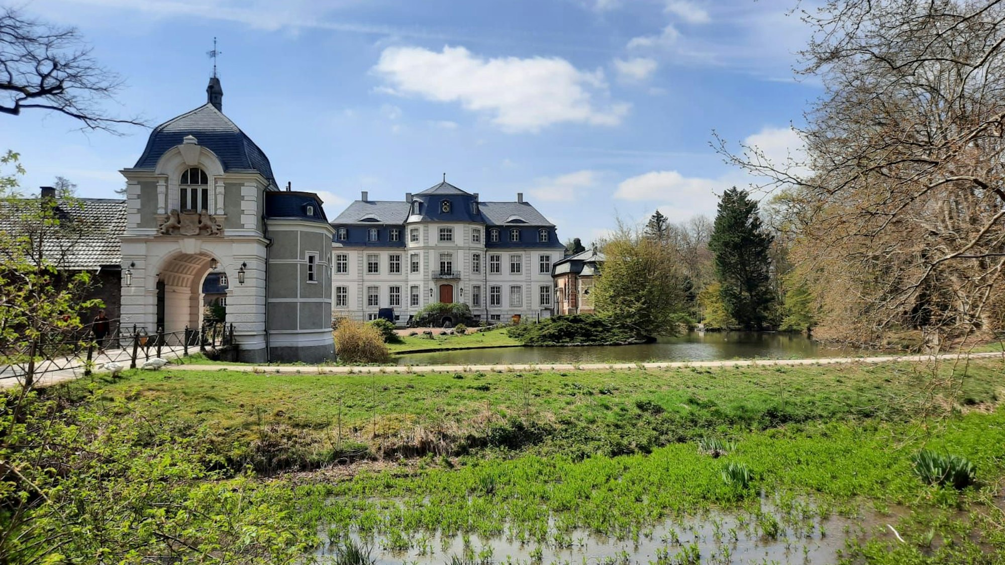 weißes Schloss in einem Schlosspark