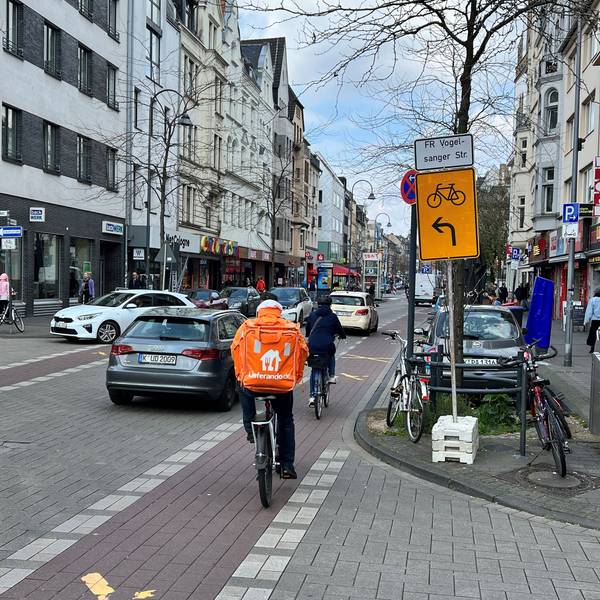 Für den Verkehrsversuch auf der Venloer Straße gab es viel Kritik.