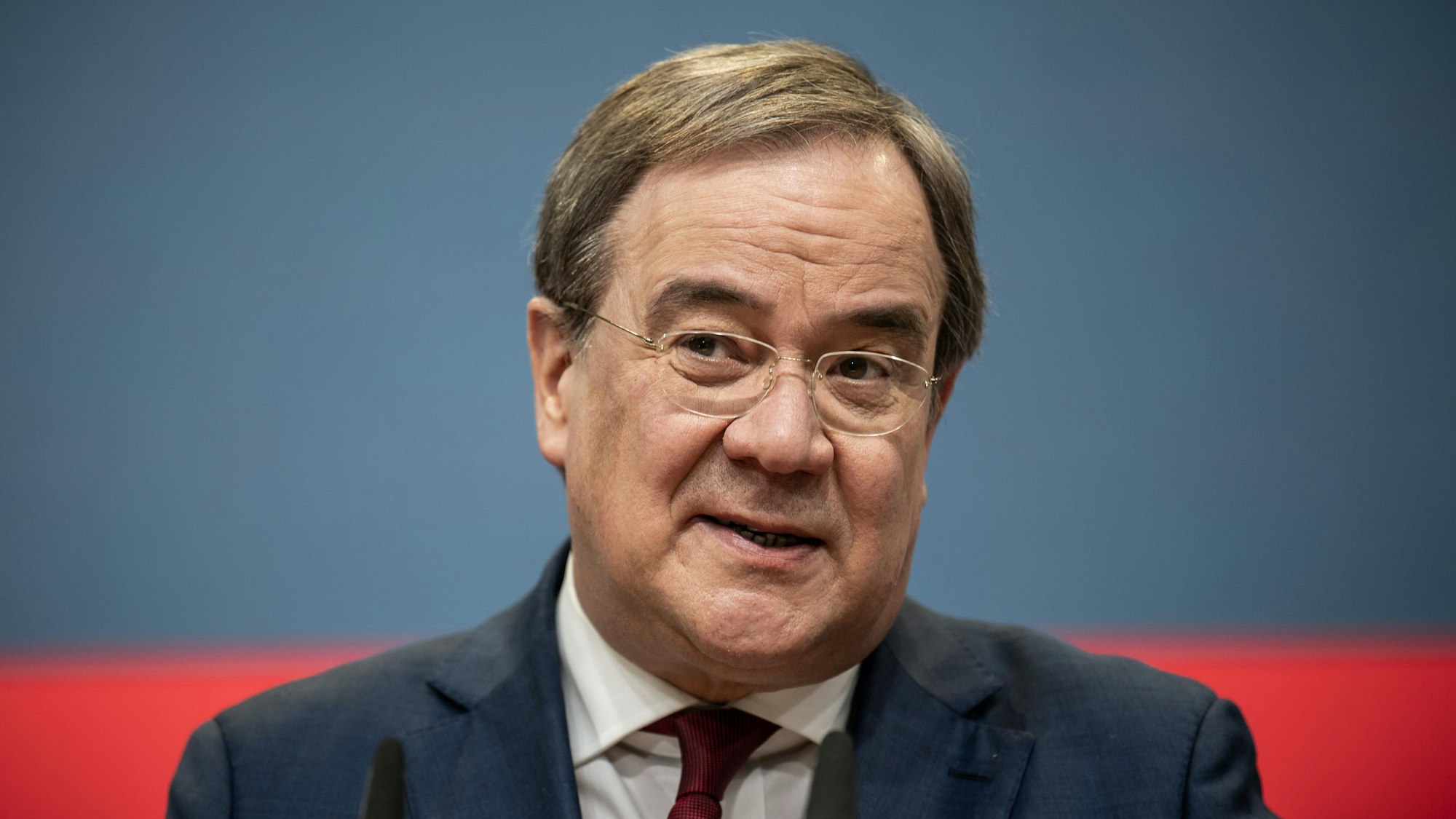 Armin Laschet bezichtigt Lars Klingbeil nach dessen Aussagen über ausbleibende Gratulation in Richtung Angela Merkel der Lüge. (Archivbild)