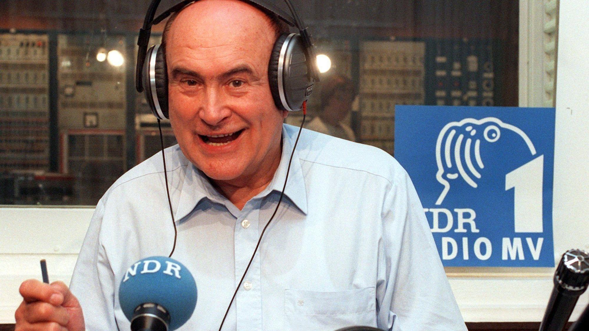 Die ostdeutsche Sportreporterlegende Heinz Florian Oertel während der Berichterstattung im NDR-Hörfunkprogramm. Das Foto wurde im August 1996 aufgenommen. Oertel ist im Alter von 95 Jahren gestorben.