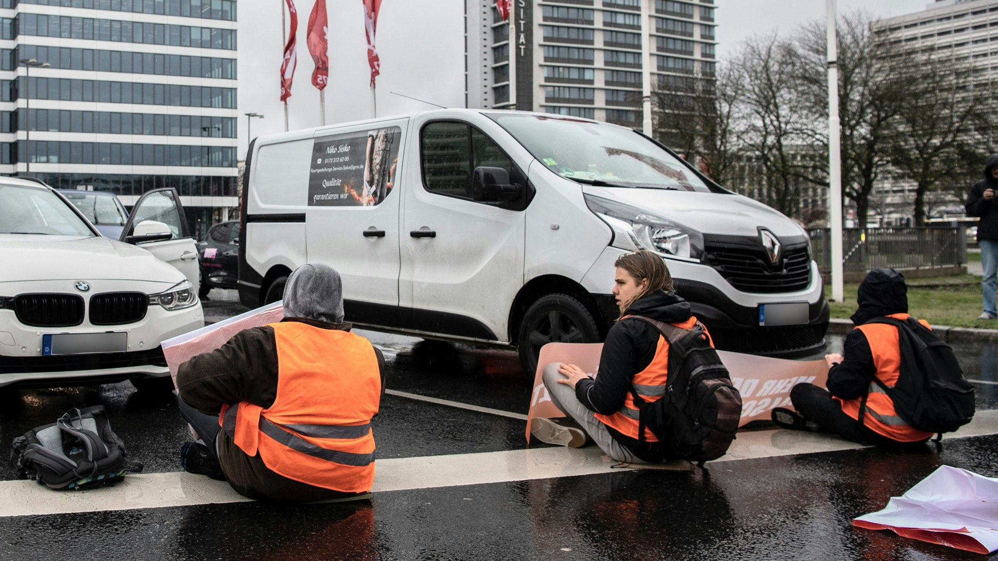 Mitglieder der Gruppe Letzte Generation blockieren stadtaus- und stadteinwärts den Ernst Reuter Platz mit einer Sitzblockade auf der Straße.
