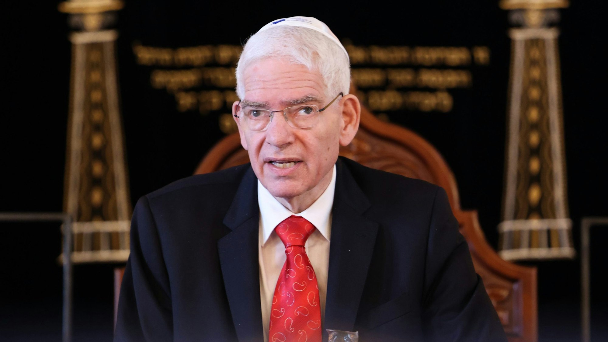 Lübeck: Josef Schuster, Präsident des Zentralrates der Juden in Deutschland, spricht im Anzug mit Krawatte