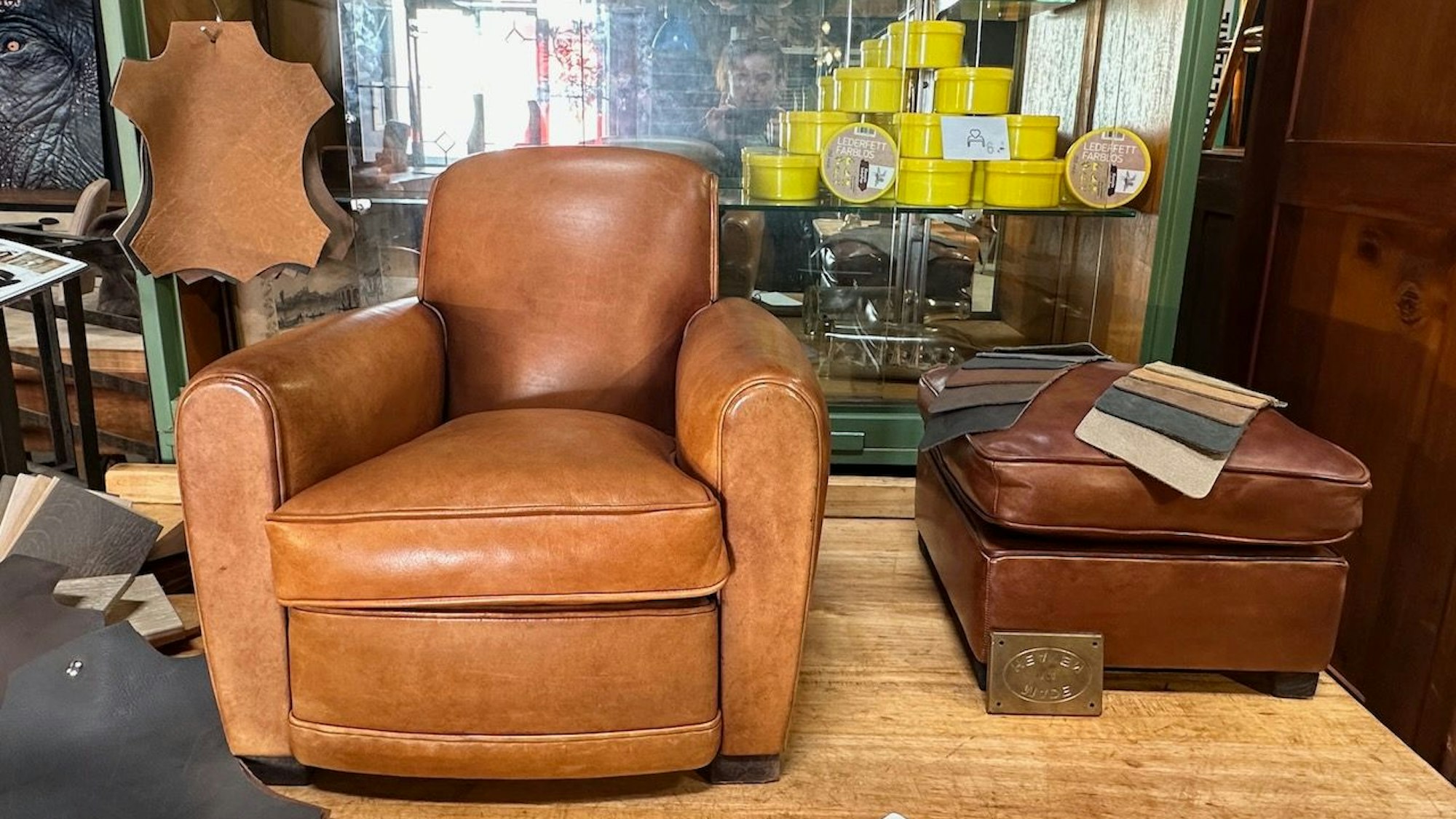 Antik aussehender Sessel in hellbraun