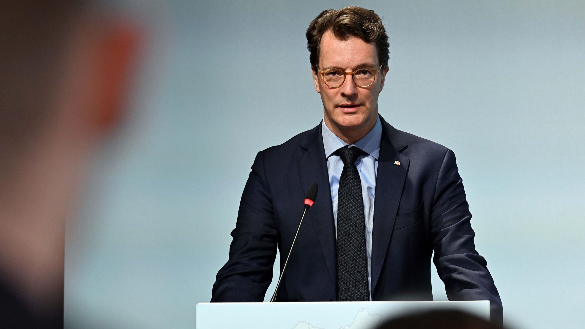 Hendrik Wüst, Ministerpräsident von Nordrhein-Westfahlen, hat für die Abitur-Panne in NRW um Entschuldigung gebeten. (Archivbild)