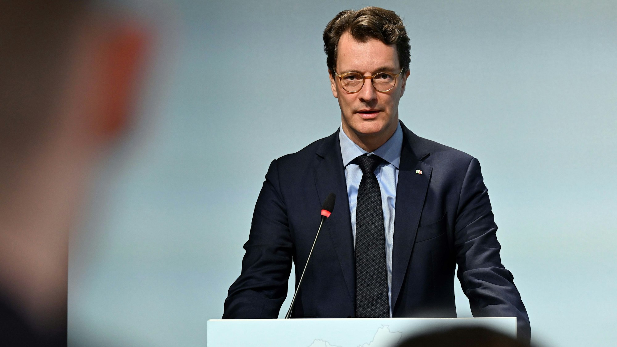 Hendrik Wüst, Ministerpräsident von Nordrhein-Westfahlen, hat für die Abitur-Panne in NRW um Entschuldigung gebeten. (Archivbild)