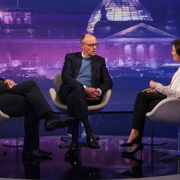 Lars Klingbeil (SPD-Vorsitzender), Friedrich Merz (CDU-Parteichef sowie Oppositionsführer im Bundestag) und Sandra Maischberger im Gespräch.