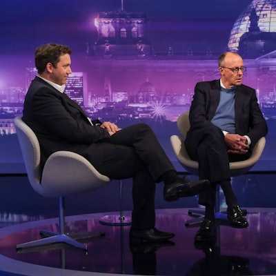 Lars Klingbeil (SPD-Vorsitzender), Friedrich Merz (CDU-Parteichef sowie Oppositionsführer im Bundestag) und Sandra Maischberger im Gespräch.