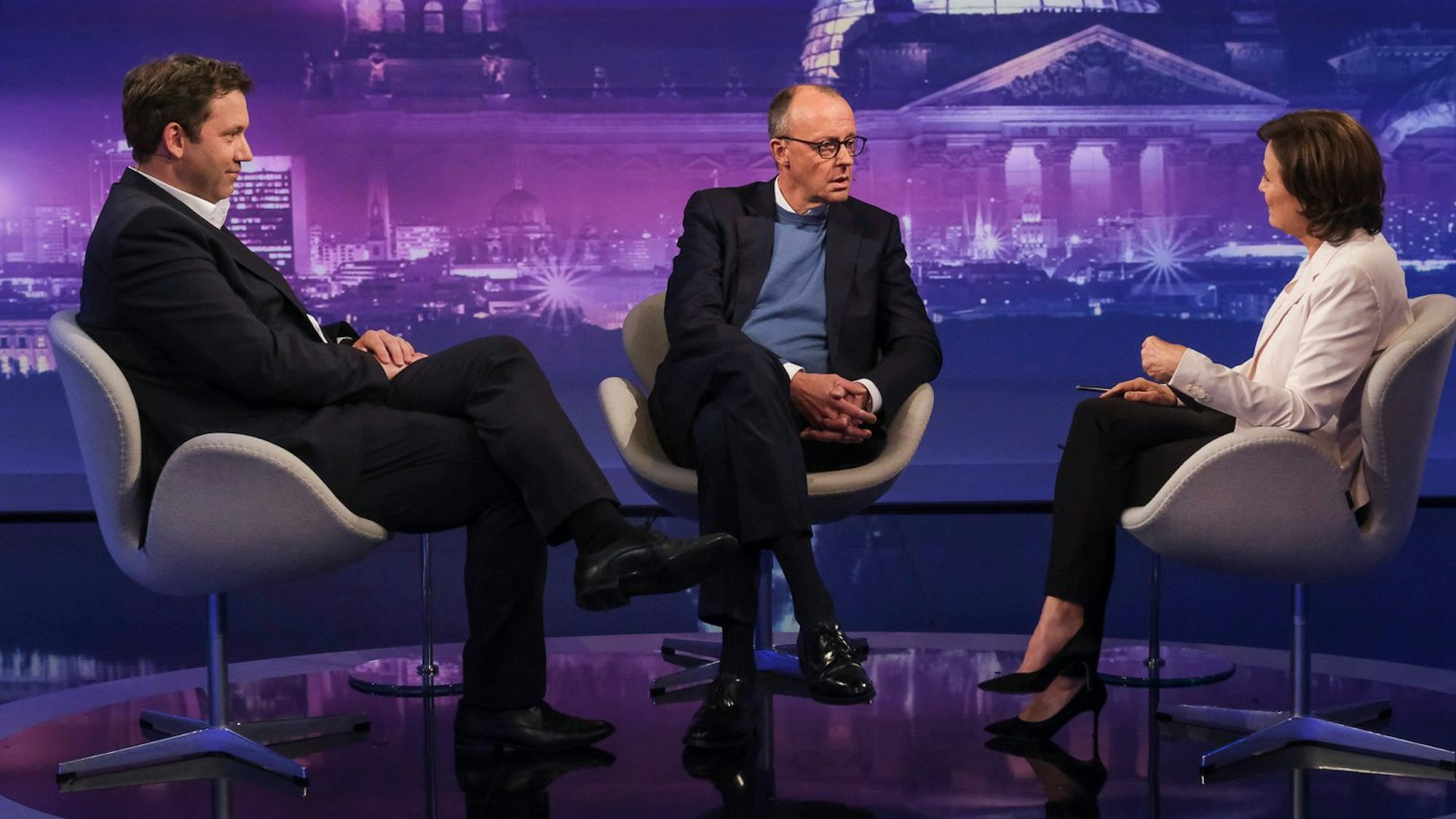 Lars Klingbeil (SPD-Vorsitzender), Friedrich Merz (CDU-Parteichef sowie Oppositionsführer im Bundestag) und Sandra Maischberger im Gespräch.