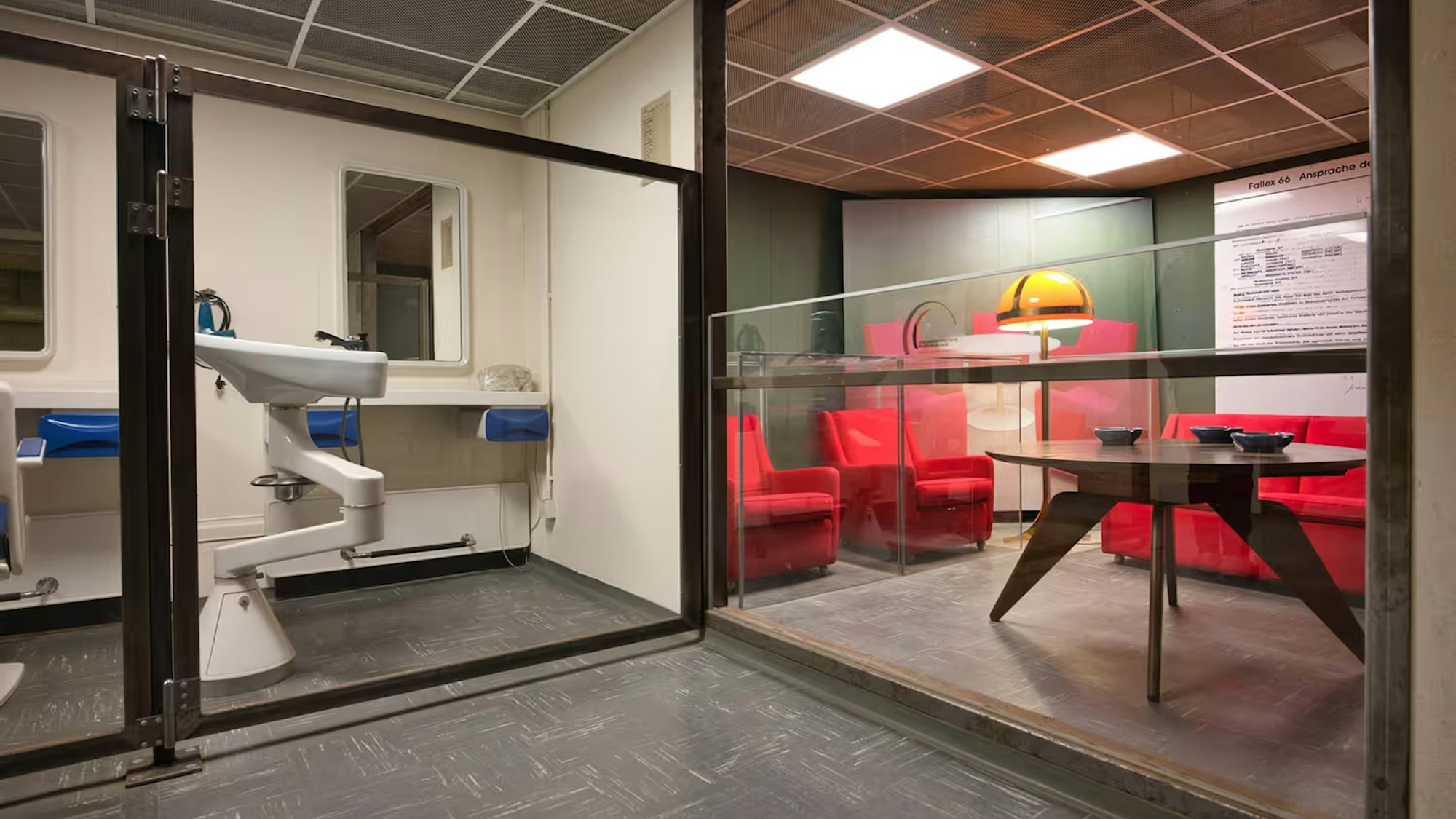 Rote Sofas für den Präsidenten im Regierungsbunker.