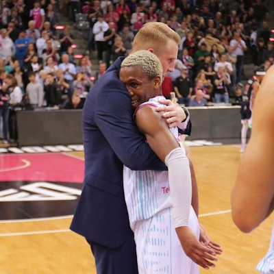 Headcoach Tuomas Iisalo und Topscorer TJ Shorts nach dem Spiel.
