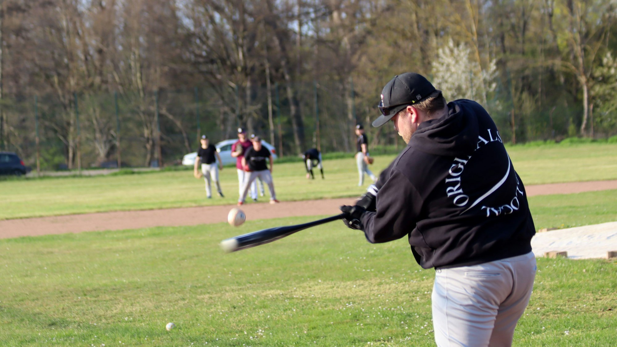 Ein Spieler der Eagles schlägt den Baseball