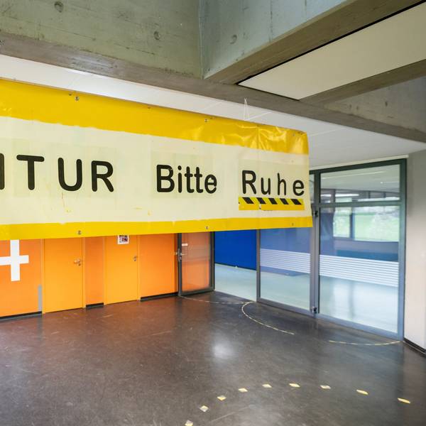 Der Schriftzug „ABITUR Bitte Ruhe“ hängt während der schriftlichen Abiturprüfung im Treppenhaus eines Gymnasiums.