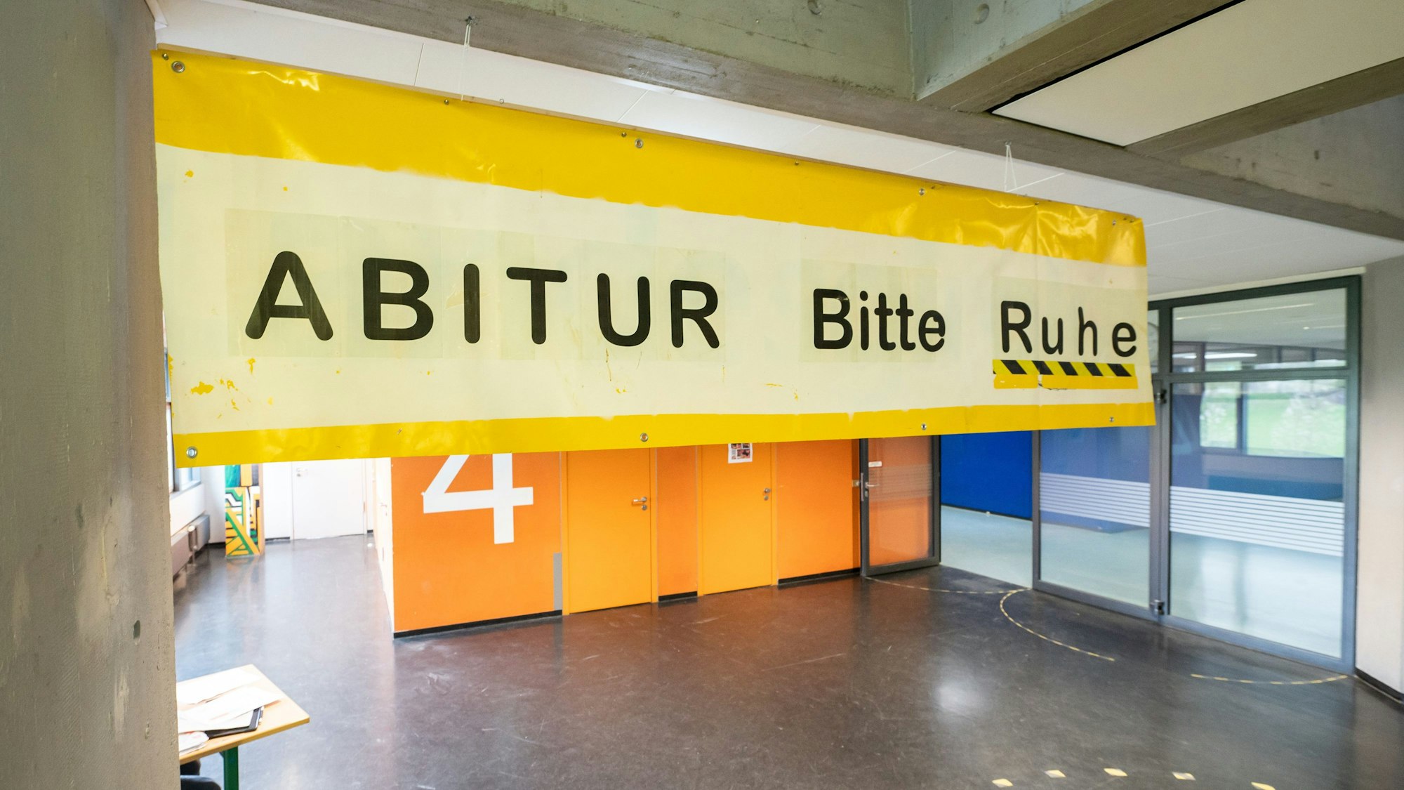Der Schriftzug „ABITUR Bitte Ruhe“ hängt während der schriftlichen Abiturprüfung im Treppenhaus eines Gymnasiums.