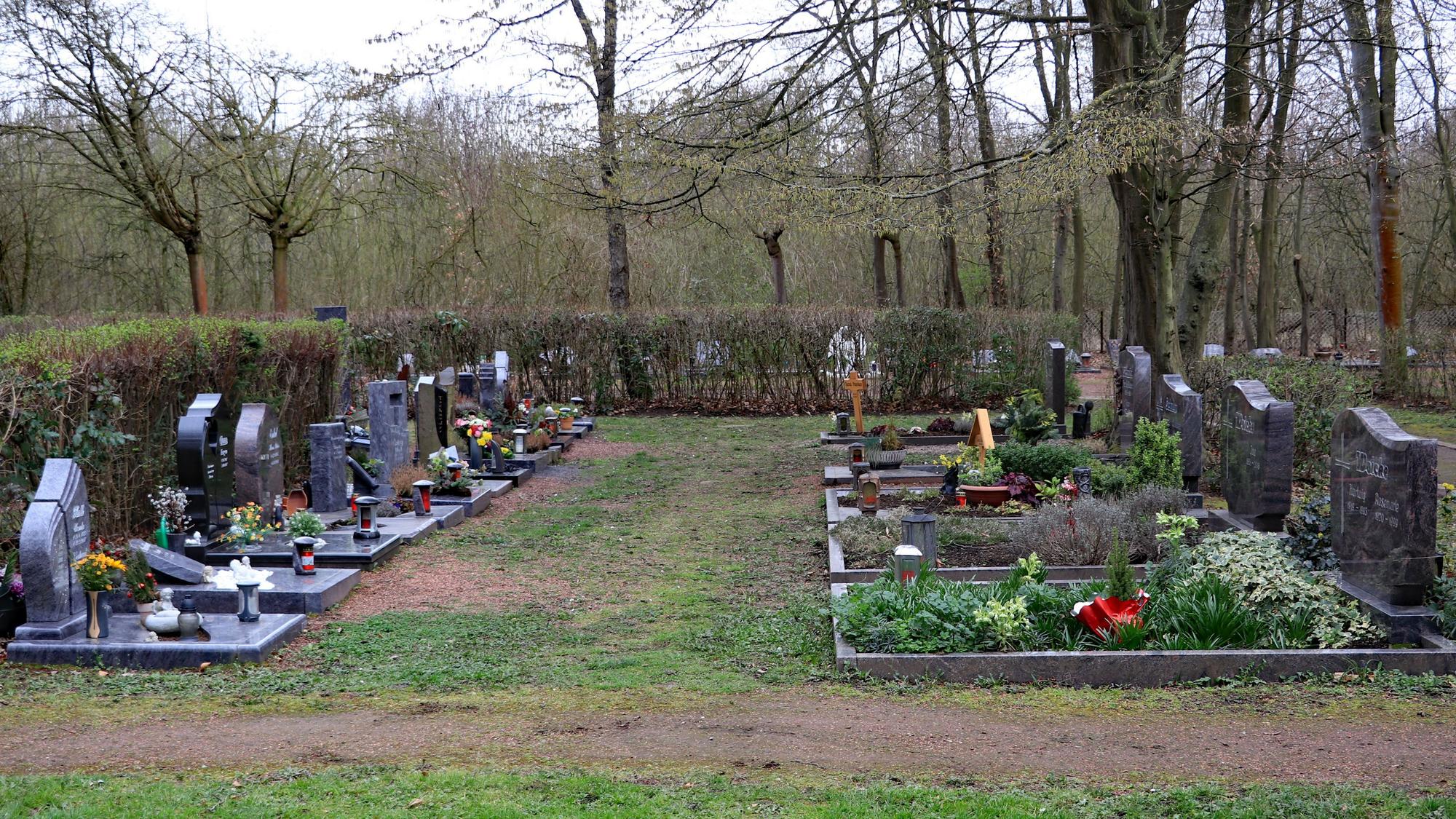 Gräber auf dem Frechener Friedhof.