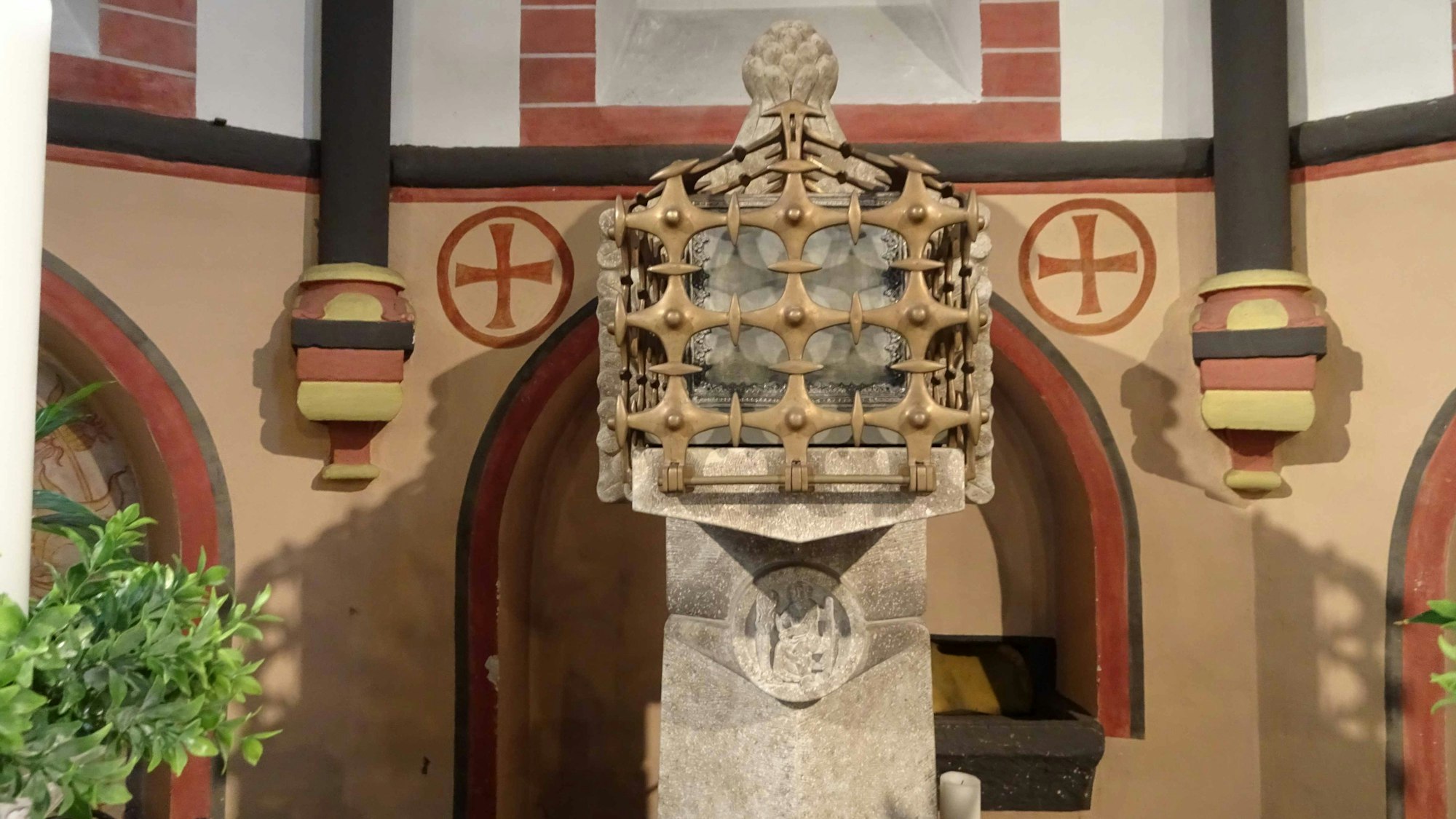 Die Gebeine der Lüfthildis wurden zwei Mal erhoben (1623 und 1901) und jedes Mal wieder in einem Hochgrab beigesetzt.
Als 1972 der Altarraum verändert wurde, wurde auch das Hochgrab abgebaut und die Gebeine wurden in dem fotografierten Schrein hinter dem Altar beigesetzt, wo sie bis heute verehrt werden.