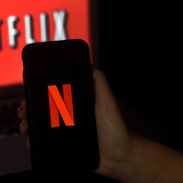 Das Logo des Streamingdienstes Netflix ist auf einem Smartphone und auf einem Laptop zu sehen. Netflix hat angekündigt, stärker gegen das Teilen von Login-Daten vorgehen zu wollen. (Symbolbild)