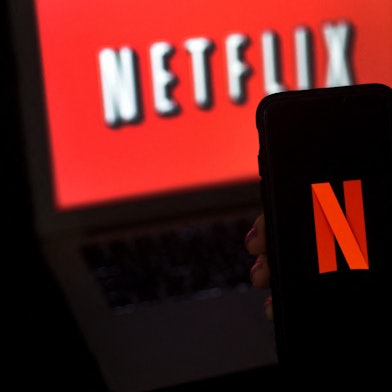 Das Logo des Streamingdienstes Netflix ist auf einem Smartphone und auf einem Laptop zu sehen. Netflix hat angekündigt, stärker gegen das Teilen von Login-Daten vorgehen zu wollen. (Symbolbild)