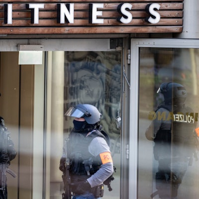 Schwer bewaffnete Polizisten stehen an dem Duisburger Fitnessstudio. Am Dienstagnachmittag hat mindestens ein Täter mehrere Personen mit einer Waffe schwer verletzt.