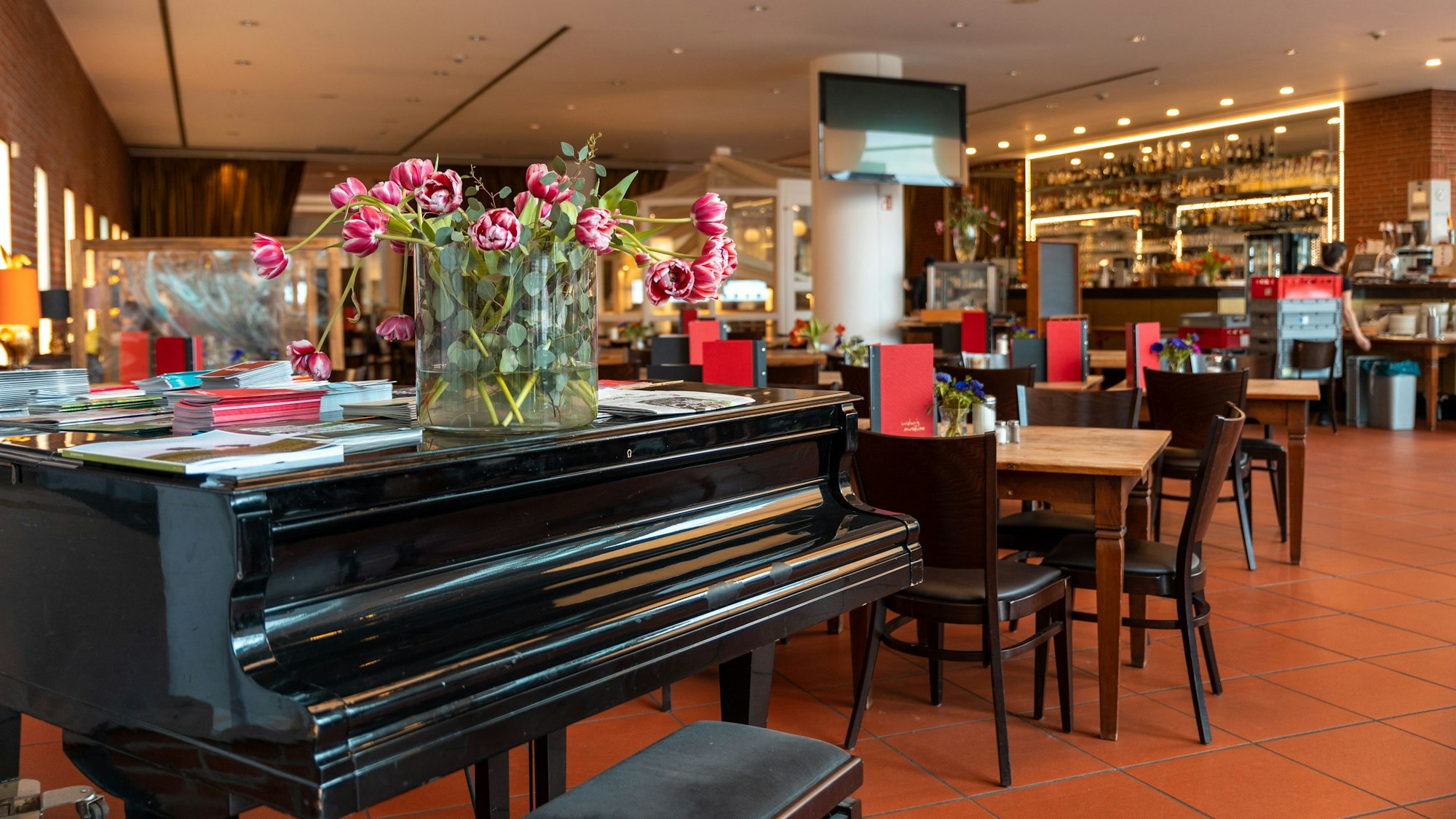 Das Café im Museum Ludwig ist barriererei und bietet genug Platz für Gäste mit Rollstuhl oder Rollator.