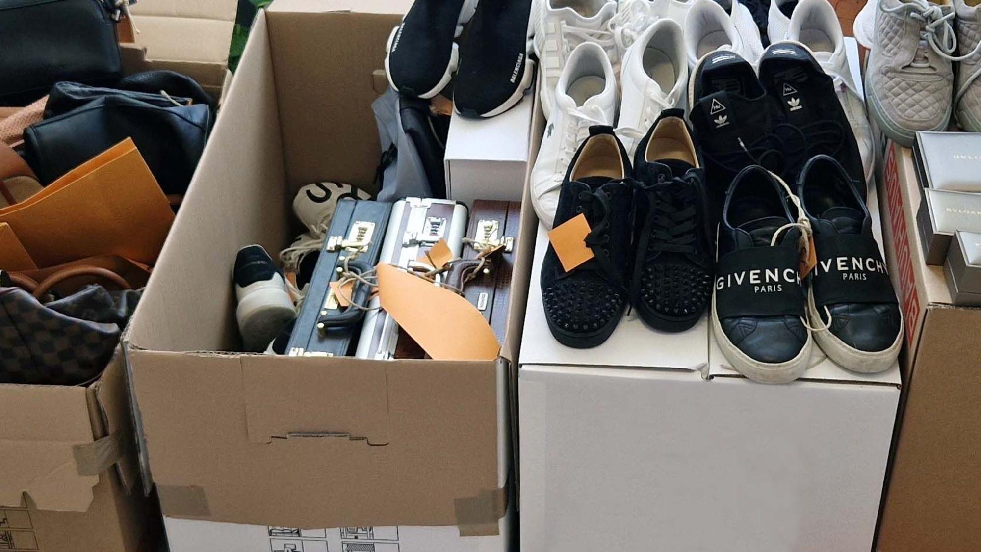 Das Bild zeigt sichergestelltes Diebesgut, darunter Koffer und Schuhe