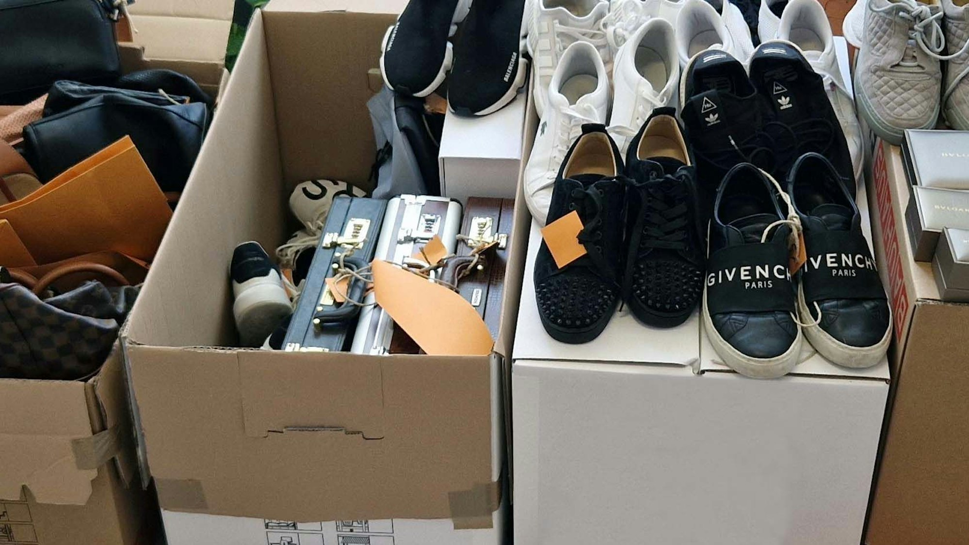 Das Bild zeigt sichergestelltes Diebesgut, darunter Koffer und Schuhe