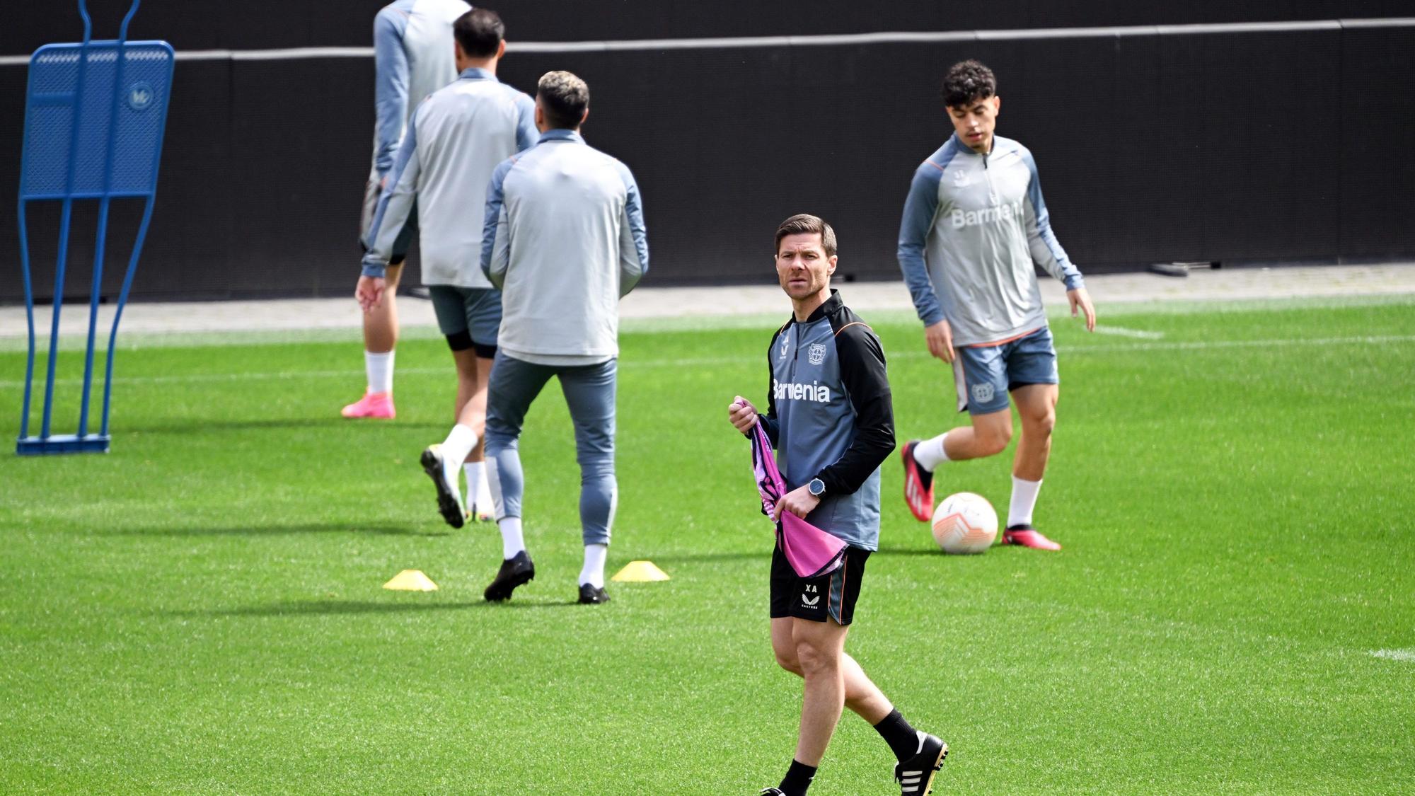 Leverkusens Trainer Xabi Alonso in Aktion beim Abschlusstraining in der BayArena.
