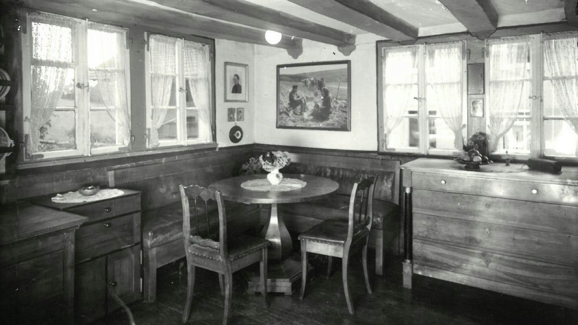 Das Esszimmer und die Küche von Anna und August Sander.