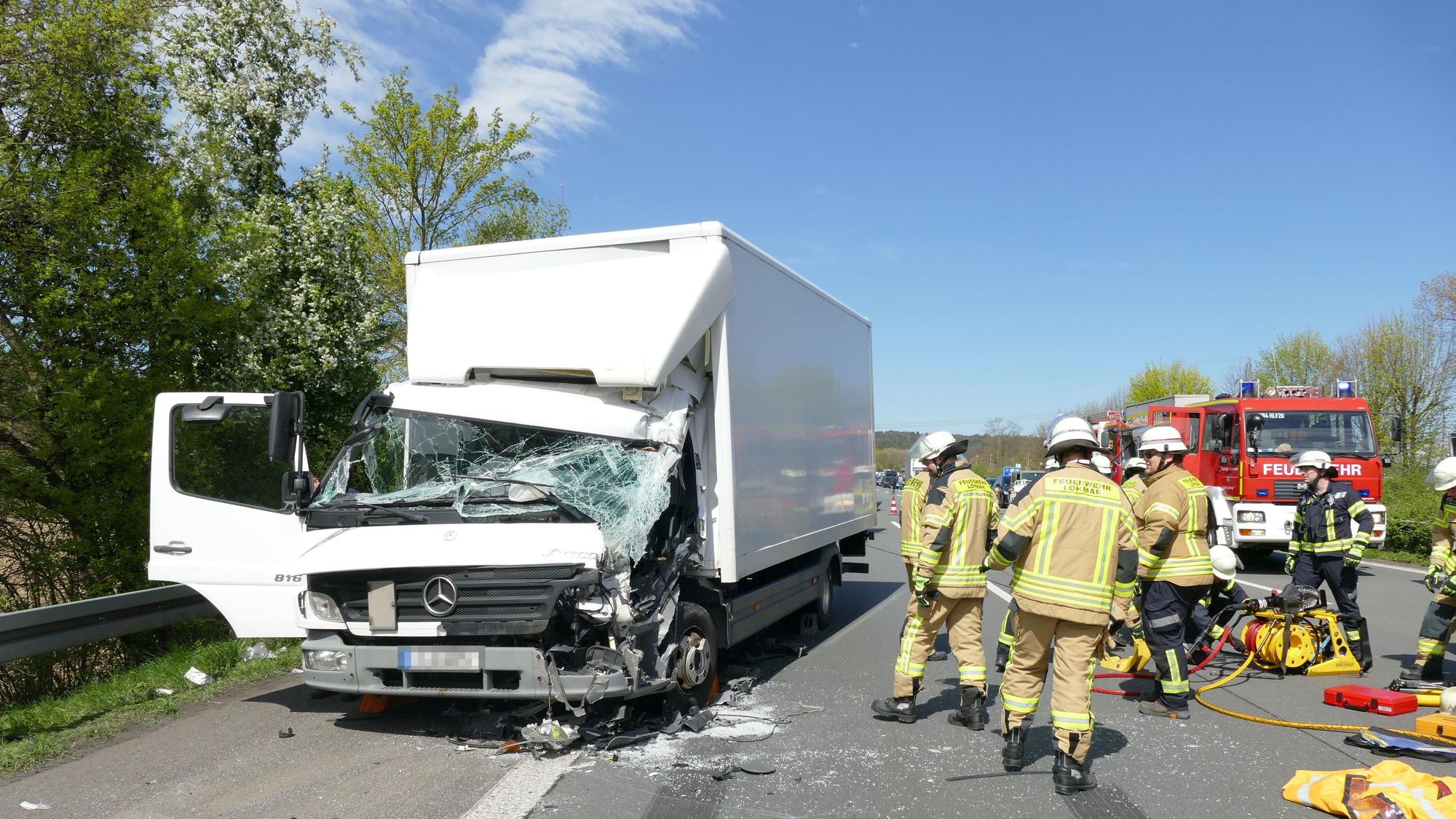 Feuerwehrleute im Einsatz bei einem Unfall auf der Autobahn.