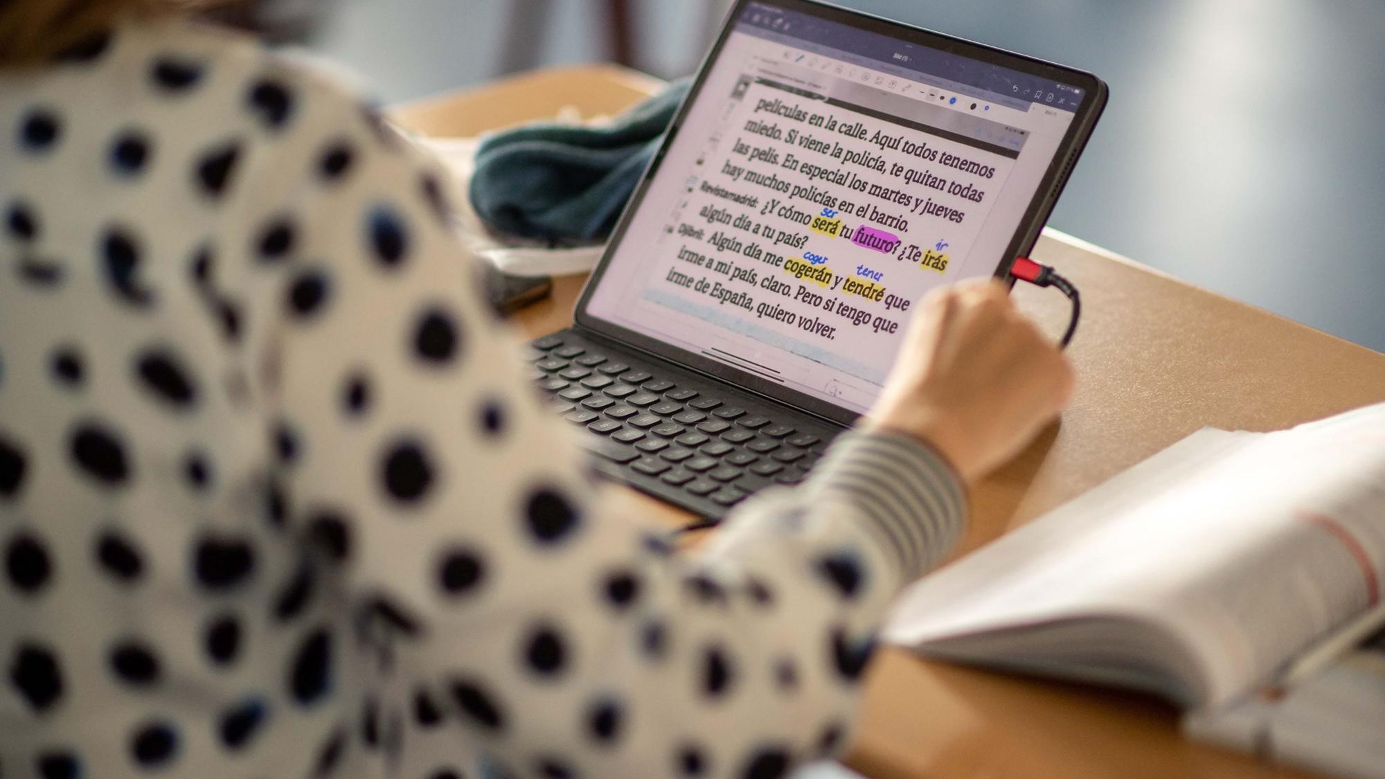 In der Weilerswister Gesamtschule ist der Unterricht schon sehr digital. Allerdings fällt immer mal wieder das WLAN aus, was die Sache nicht einfacher macht.