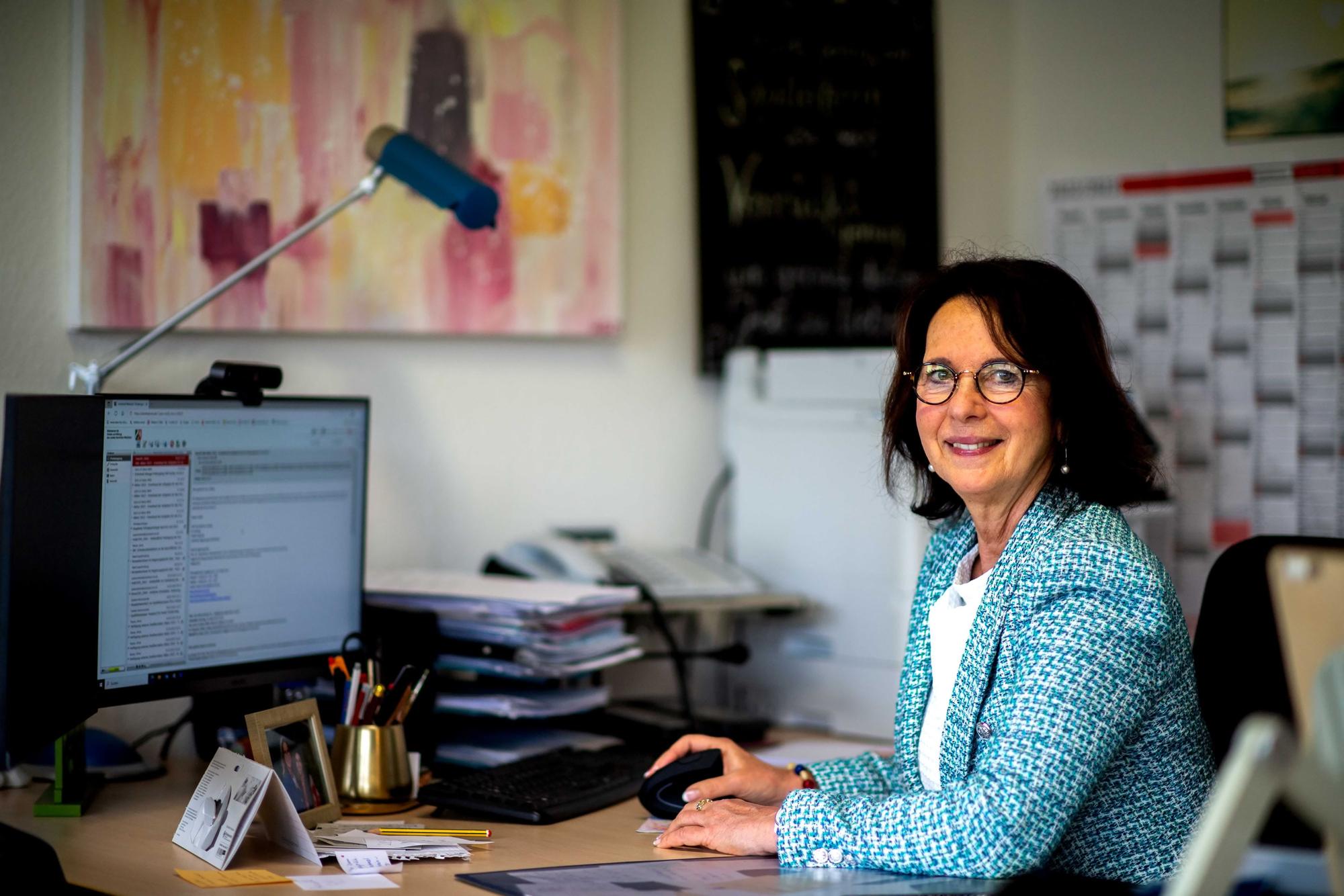 Roswitha Schütt-Gerhards, Leiterin der Clara-Fey-Schule in Schleiden, sitzt am Schreibtisch vor einem Computer-Monitor.