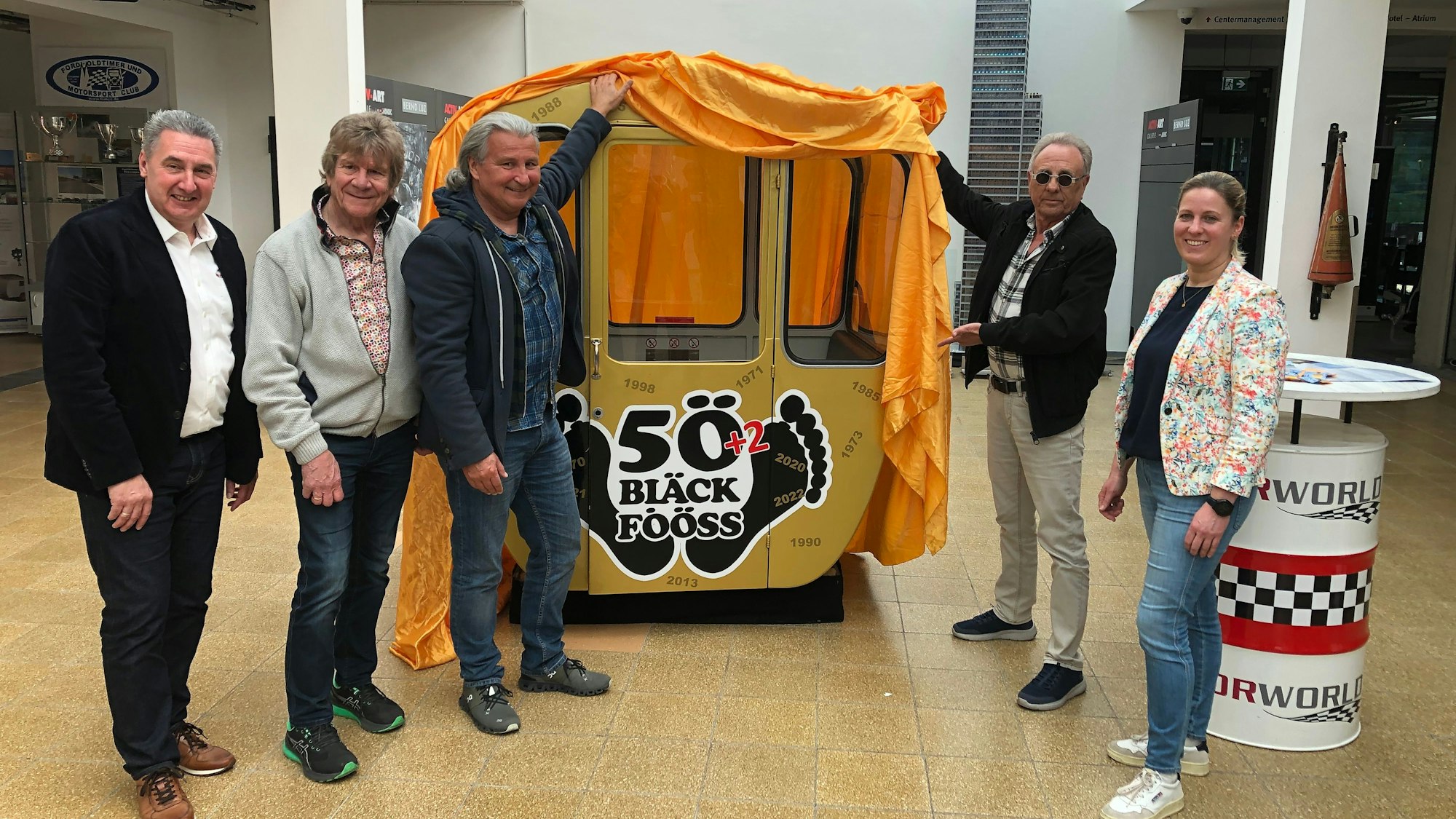 Bömmel Lückerath, Andreas Wegener und Erry Stoklosa enthüllten die Bläck-Fööss-Gondel.