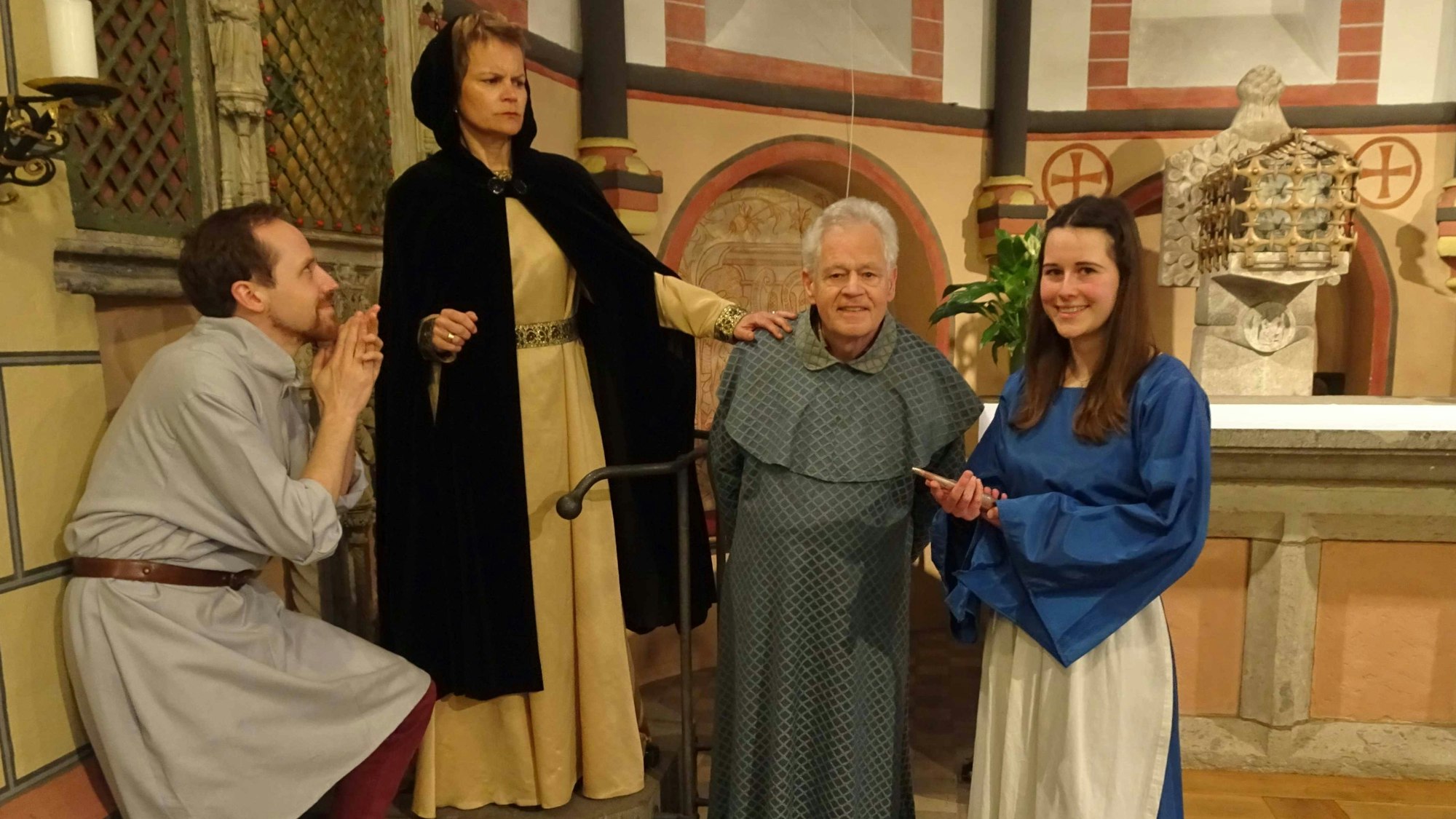 Mysterienspiele Lüftelberg, Die Schauspieler Bäckerknecht Nils Winkler, Stiefmutter Marion Breuer, Burgherr Heinz Limbach und Lüfthildis Nadja Schänzer bei der Probe.