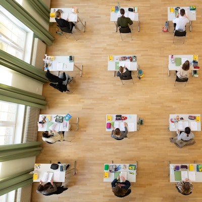 Schüler sitzen während der Abiturprüfung in der Aula einer Schule (Symbolbild).