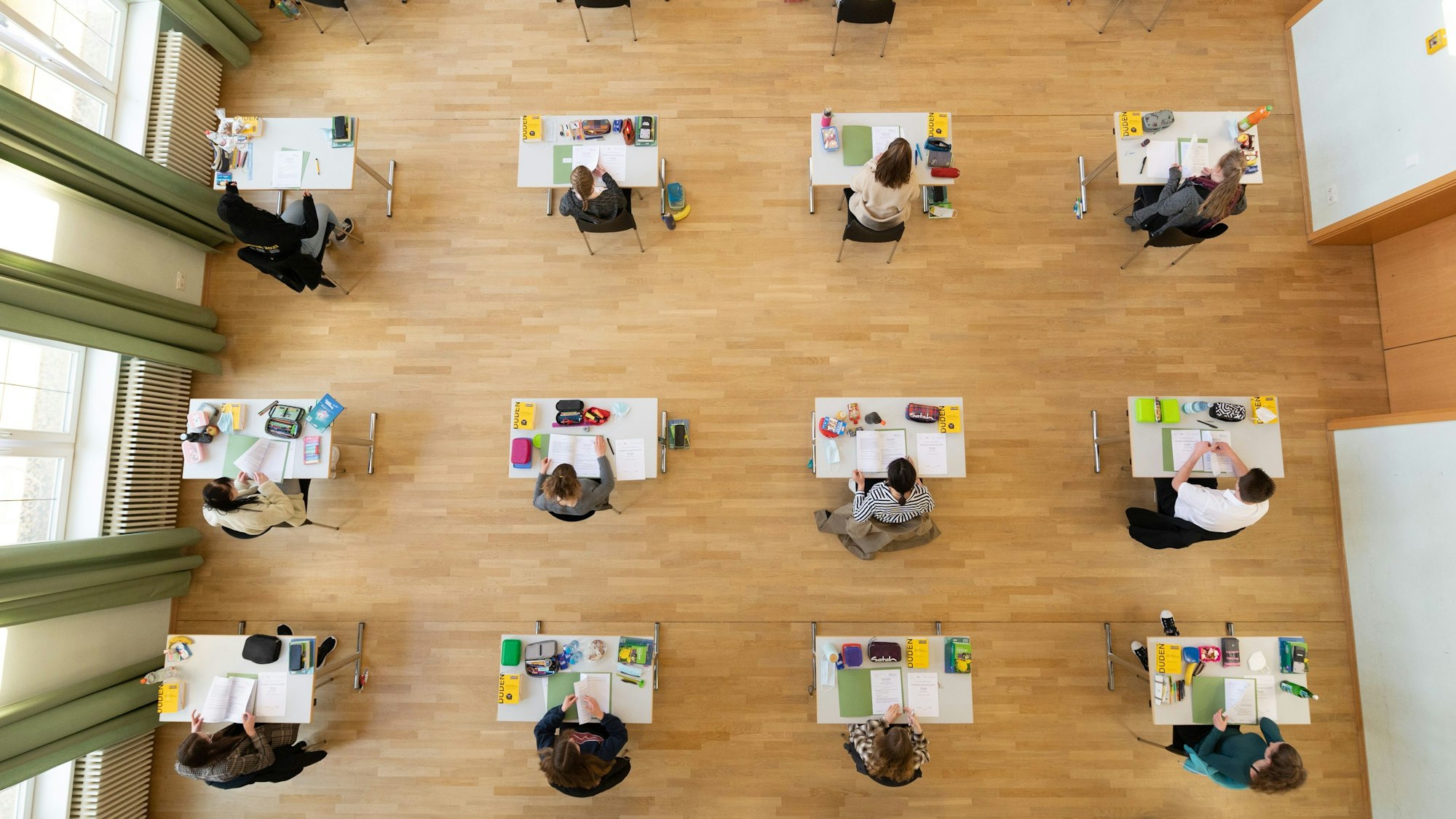 Schüler sitzen während der Abiturprüfung in der Aula einer Schule (Symbolbild).