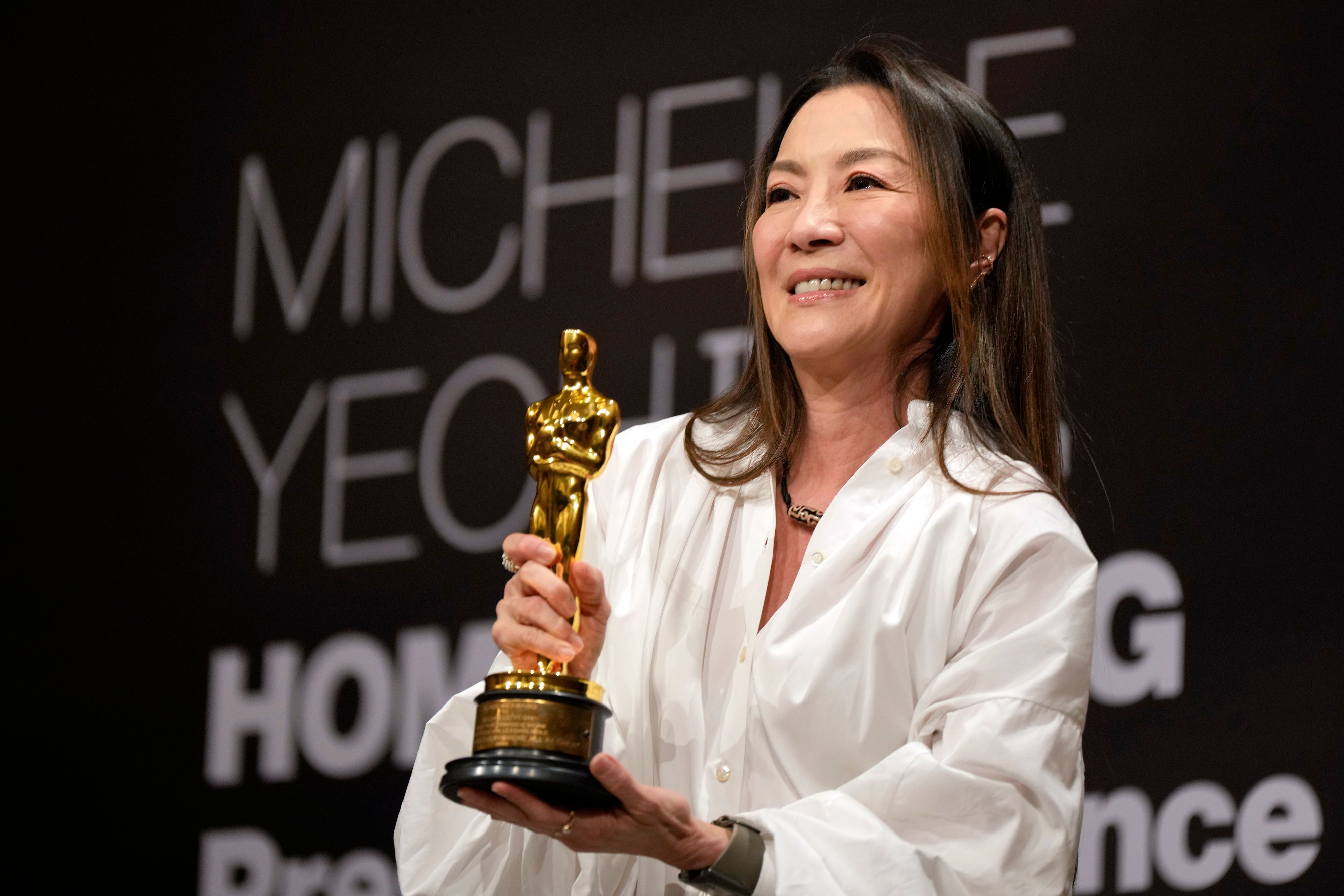 Michelle Yeoh, Schauspielerin aus Malaysia, hält die Oscar-Statuette während einer Pressekonferenz.