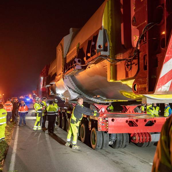 So war es 2019: Ein Schwertransport brachte über die A 57 und L183 in Pulheim ein 400 Tonnen schweres Ersatzteil wird mit 10 Stundenkilometern Richtung Kraftwerk Neurath gebracht.