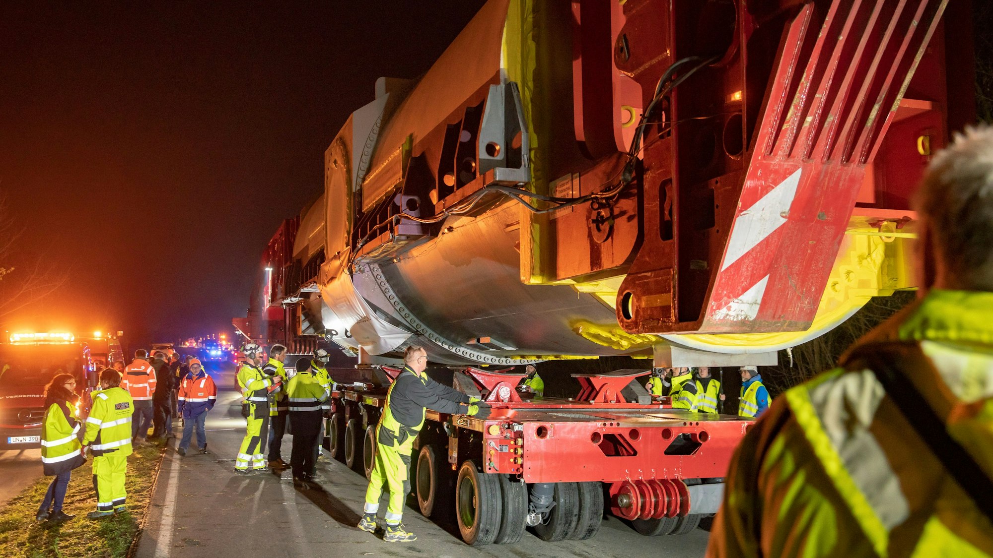 So war es 2019: Ein Schwertransport brachte über die A 57 und L183 in Pulheim ein 400 Tonnen schweres Ersatzteil wird mit 10 Stundenkilometern Richtung Kraftwerk Neurath gebracht.