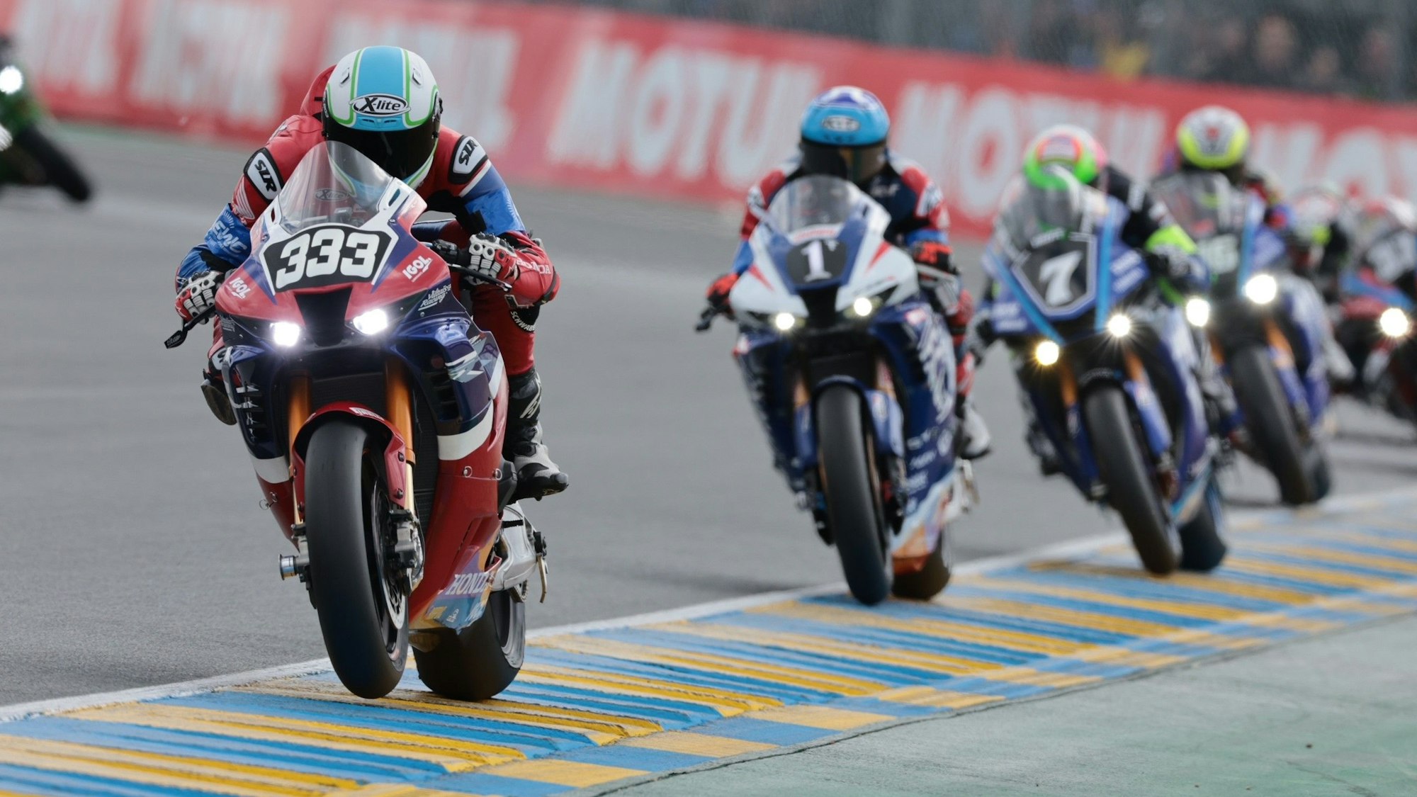 Mit der Honda mit der Nummer 333 führte Florian Alt nach dem Start das 24-Stunden-Rennen in Le Mans an.