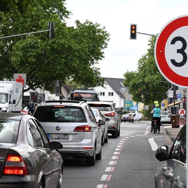 Die Tempo-30-Regelung auf der Altenberger-Dom-Straße in Bergisch Gladbach-Schildgen ist ein mögliches Vorbild für Rösrath.