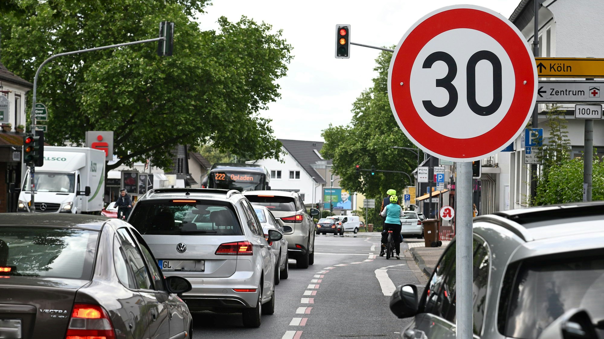 Die Tempo-30-Regelung auf der Altenberger-Dom-Straße in Bergisch Gladbach-Schildgen ist ein mögliches Vorbild für Rösrath.