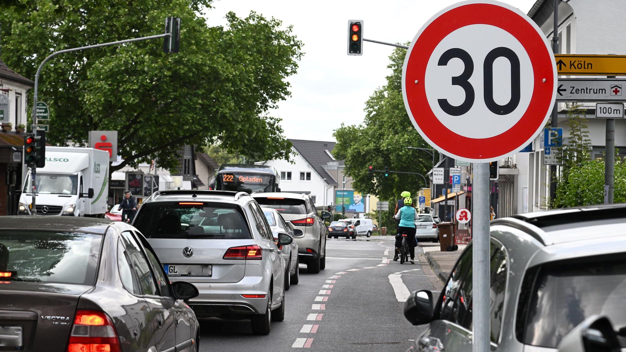 Ein Tempo-30-Schild auf der Altenberger-Dom-Straße.