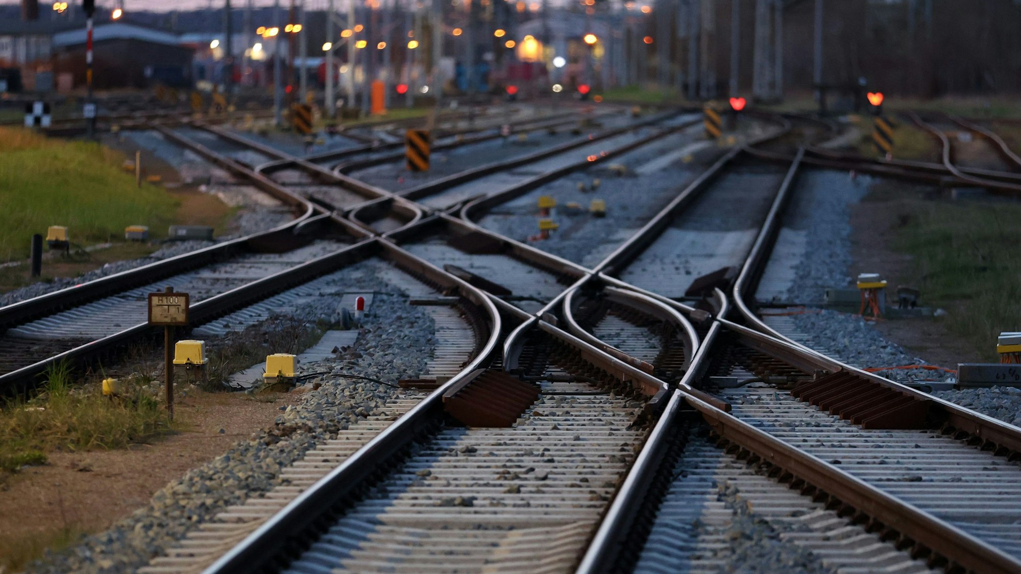 Leere Gleise: Am Freitag drohen erneut Verkehrsbehinderungen in ganz Deutschland, die EVG hat zum Streik aufgerufen. (Symbolbild)