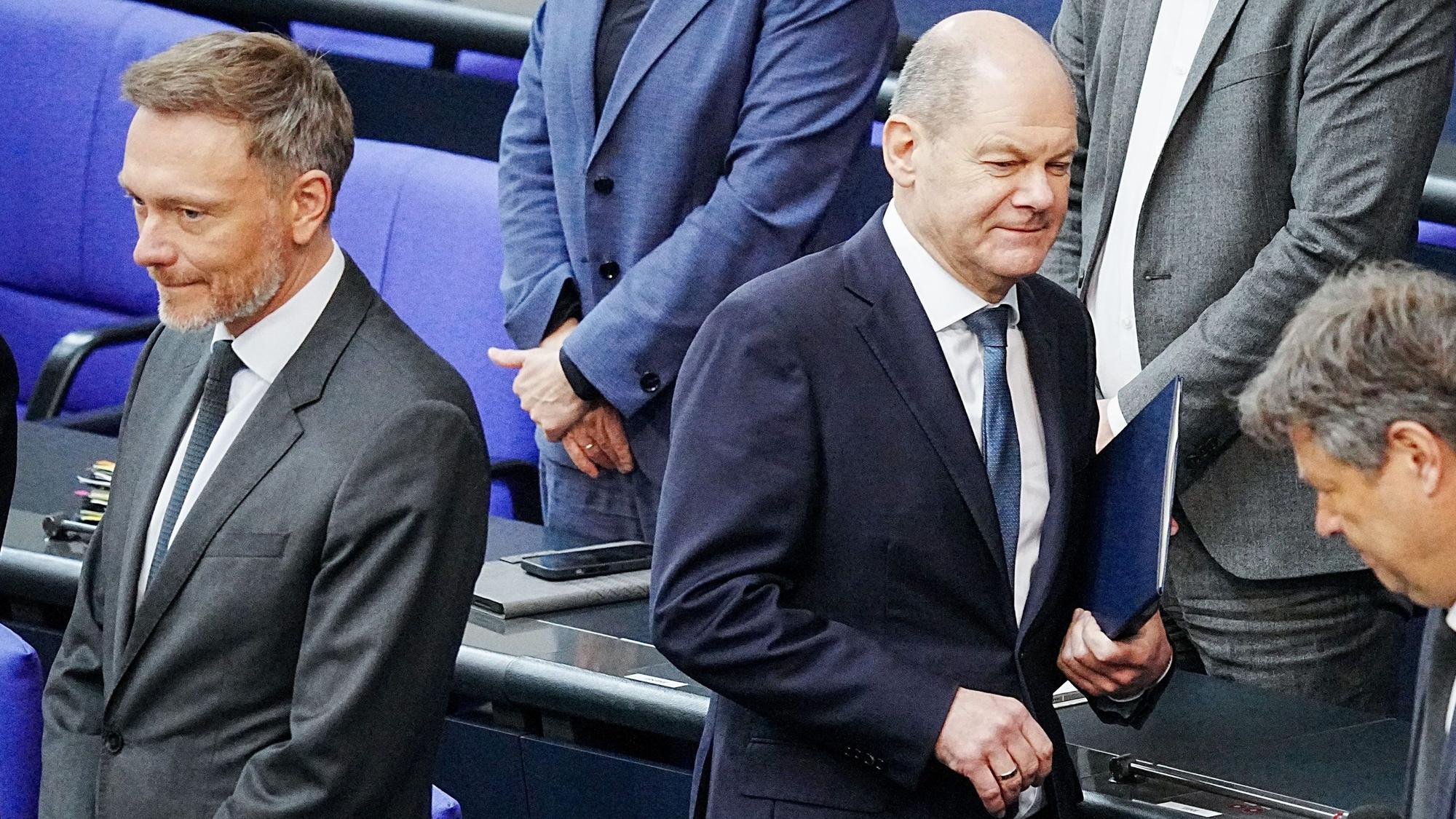 Bundeskanzler Olaf Scholz und Finanzminister Christian Lindner im Plenarsaals des Bundestags.