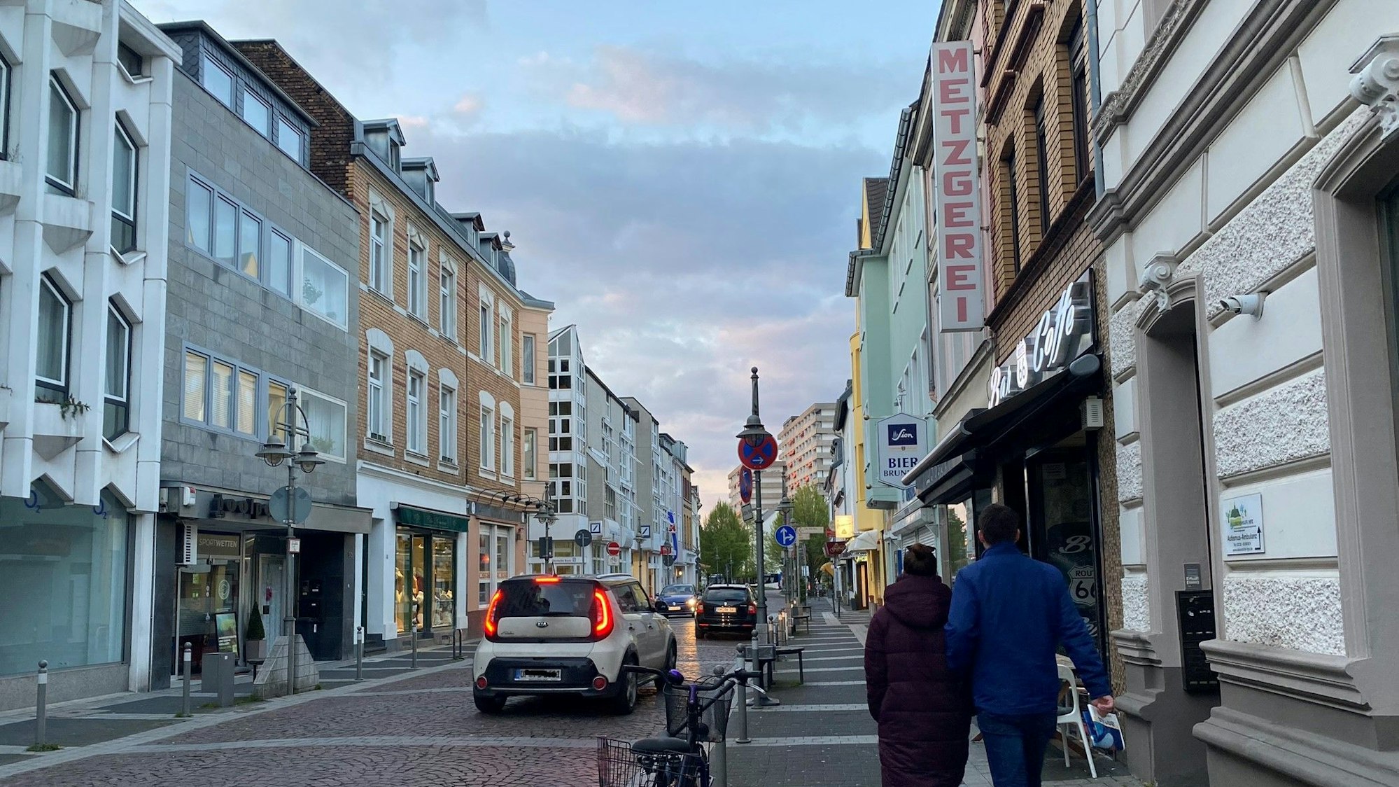 Ein Bild der Kölnstraße während der Abenddämmerung.
