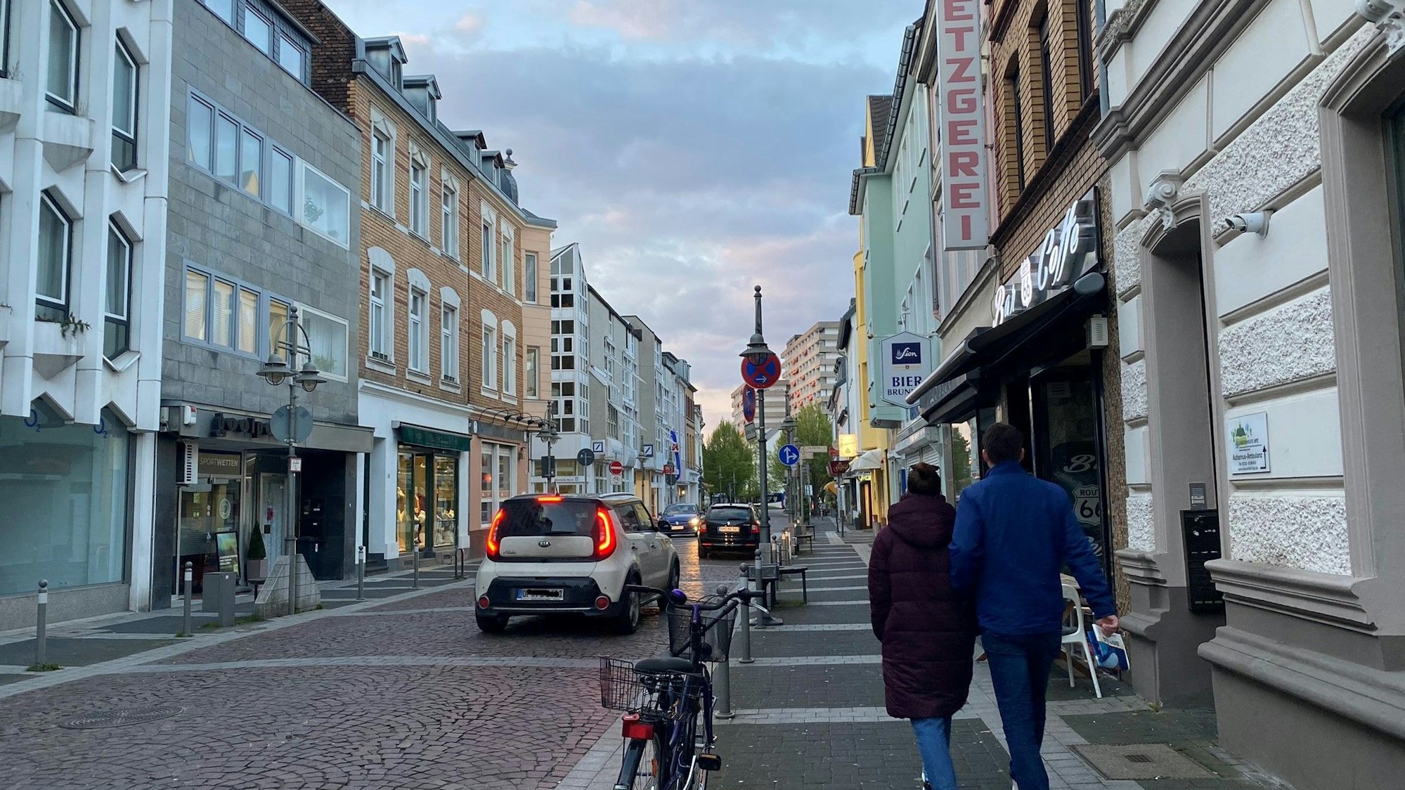 Es ist die Kölnstraße am frühen Abend zu sehen.