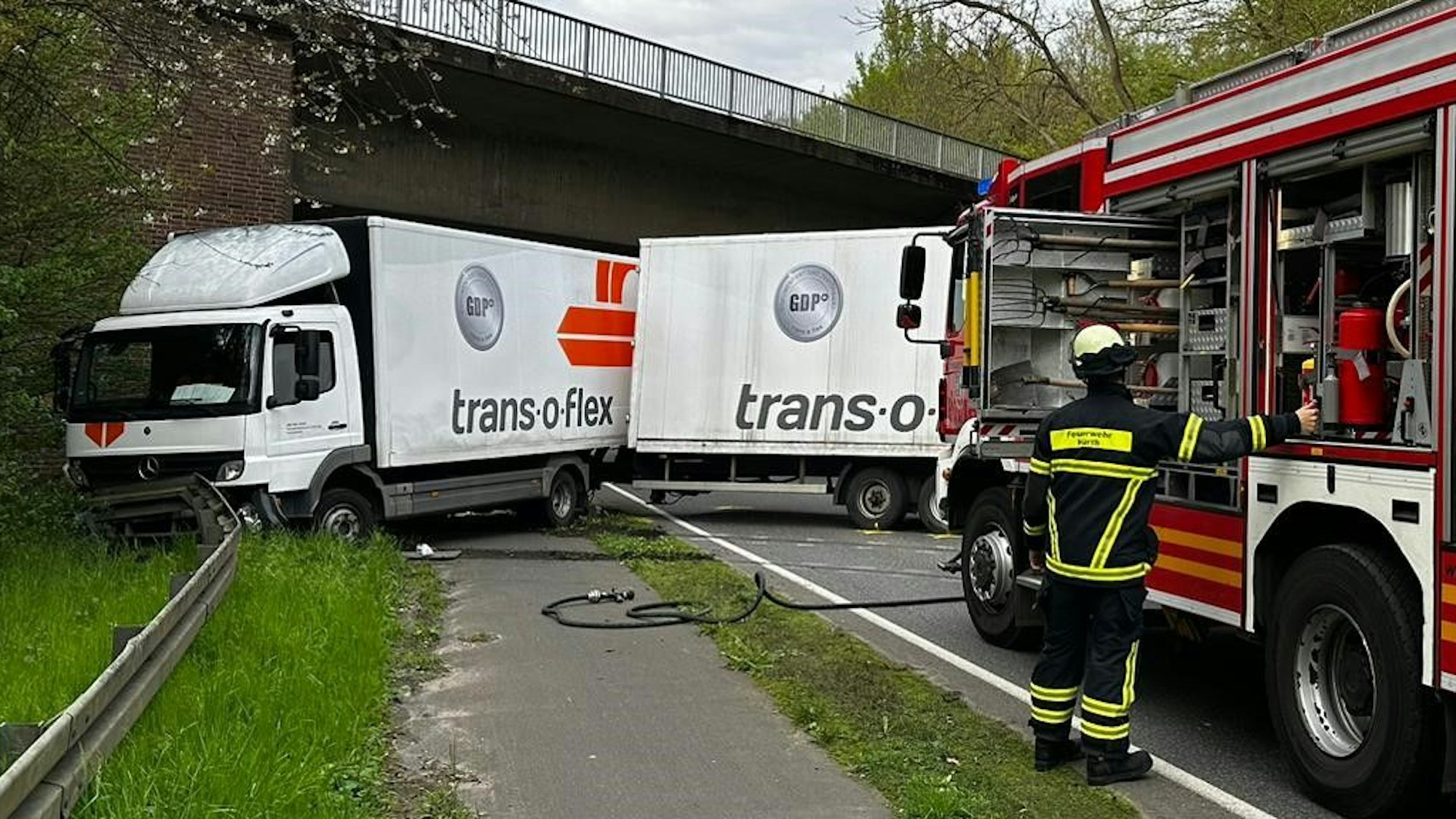 Das Bild zeigt einen Lkw, der quer zur Fahrbahn steht.